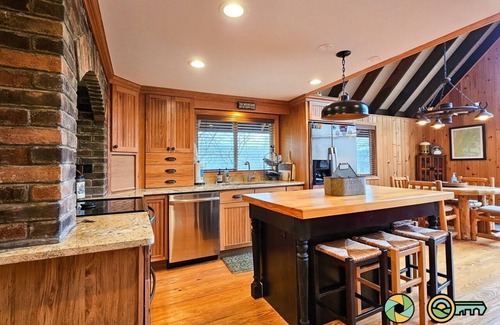 Mount Jackson Ski Chalet | Scenic Holocene Chalet with Treetop Mountain Views