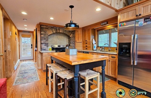 Mount Jackson Ski Chalet | Scenic Holocene Chalet with Treetop Mountain Views