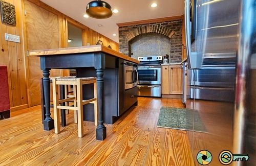 Mount Jackson Ski Chalet | Scenic Holocene Chalet with Treetop Mountain Views