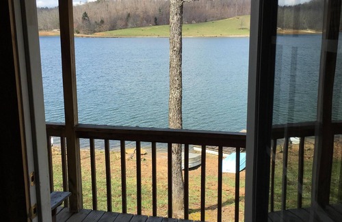 Muddy Pond Cabin | Experience Holpp's Pine Ridge Lake: Pet-Friendly & Ocean View