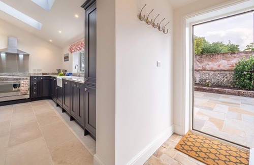 Sudbury Cottage | Holt Coach House: Ideal Retreat for 4 with Breakfast & Kitchen