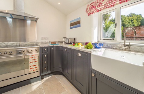 Sudbury Cottage | Holt Coach House: Ideal Retreat for 4 with Breakfast & Kitchen