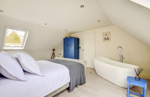 Holt Villa | Cozy Holt Hideaway - One Bedroom Villa with Breakfast