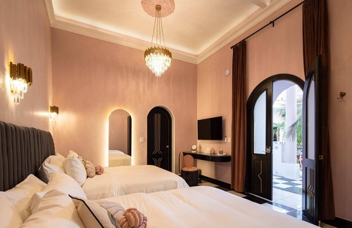 Centro Bed & Breakfast | Relaxing Retreat at HOLT Hotel De Mi Independencia