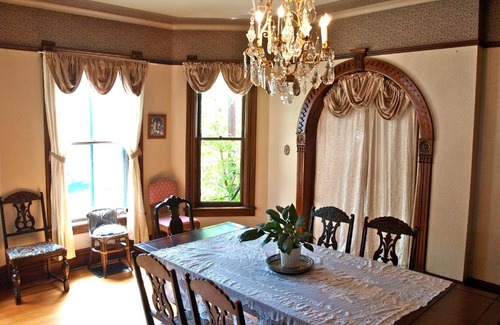 Revelstoke Bed & Breakfast | Pet-Friendly Retreat at Holten Heritage House - Guest Rated 9/10