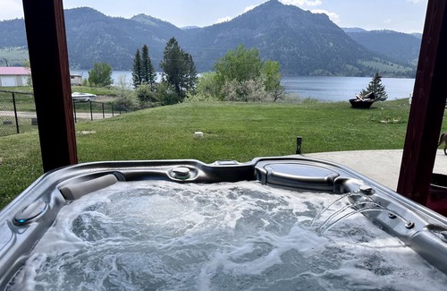 Wolf Creek Cabin | Discover Holter Lake Cabin Getaway: Family-Friendly Retreat
