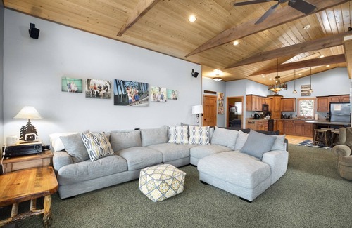 Wolf Creek Cabin | Unforgettable Holter Lake Retreat with Oceanfront Views