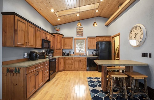 Wolf Creek Cabin | Unforgettable Holter Lake Retreat with Oceanfront Views