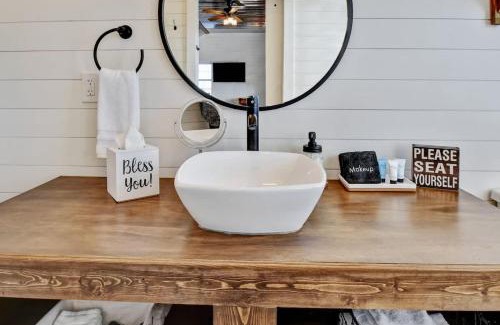 Fredericksburg House | Holy Cow Cottage with Amazing Hill Country Views