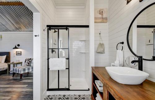 Fredericksburg House | Holy Cow Cottage with Amazing Hill Country Views