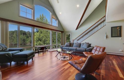 East Jordan House | Family-Friendly Holy Island Getaway with Ocean Views