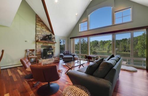 East Jordan House | Family-Friendly Holy Island Getaway with Ocean Views