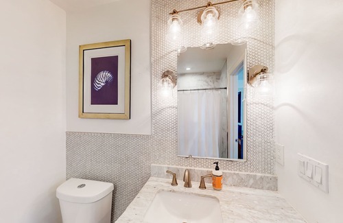 Old Northwood House | Beautiful Home & 2 Apartments with Private Pool Near Beach
