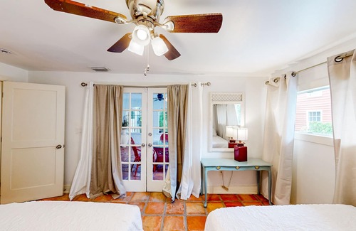 Old Northwood House | Beautiful Home & 2 Apartments with Private Pool Near Beach