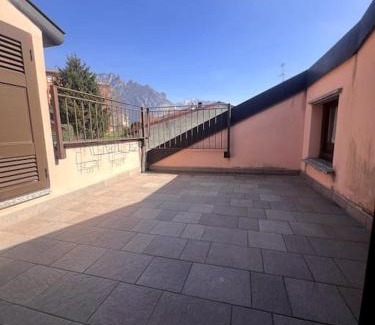 Valmadrera Apartment | Charming Home 26: Family-Friendly Retreat by the Lake