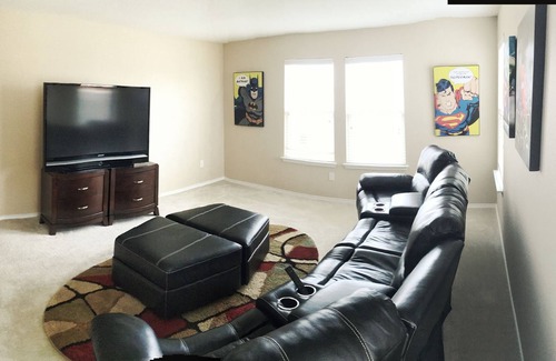 Del Valle House | Home 3600 SQFT - sleeps 11 people very comfortably