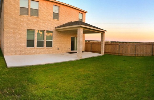Del Valle House | Home 3600 SQFT - sleeps 11 people very comfortably