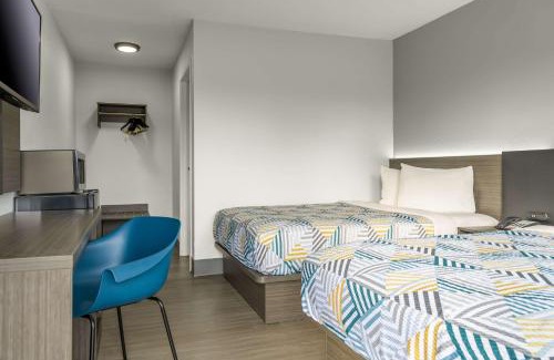 Topeka Hotel | Convenient Motel 6 in Topeka, KS with Pool Access