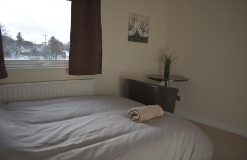 Cribbs Causeway House | Budget-Friendly Home and a Stay with Kitchen Amenities