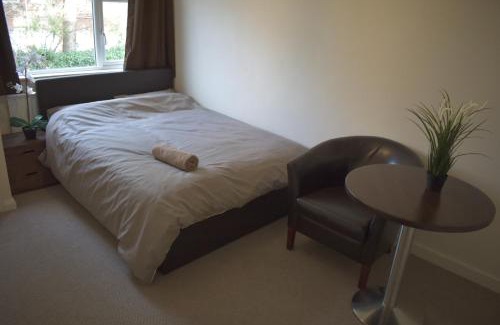 Cribbs Causeway House | Budget-Friendly Home and a Stay with Kitchen Amenities
