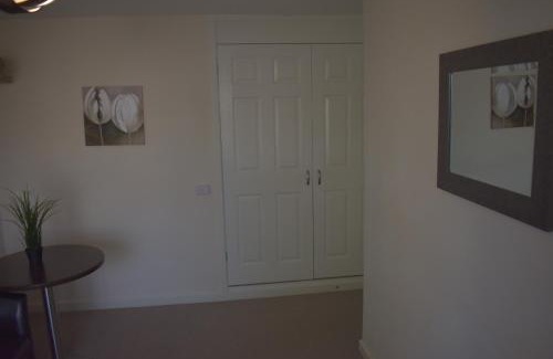 Cribbs Causeway House | Budget-Friendly Home and a Stay with Kitchen Amenities