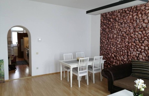Yppenplatz Apartment | Cozy Arbio I Home Apartment Steps from Huberpark