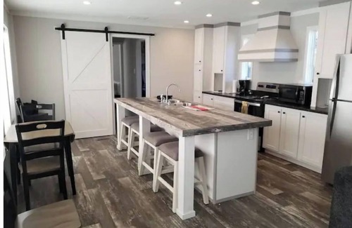 Paris House | Guest Rated 10/10: Home at M&M Meadows with Breakfast