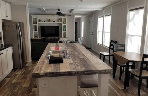 Paris House | Guest Rated 10/10: Home at M&M Meadows with Breakfast