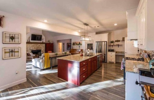 Waco House | Discover Home At The Bluffs: Pet & Child Friendly Haven