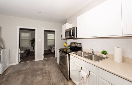 Moncton House | Cozy 2 Bedroom Duplex in Downtown Moncton with Spa