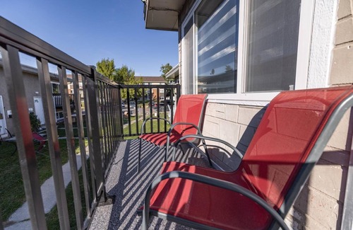 Calgary House | Home away from home 5 min away From away from dt cozy full townhome pet friendly