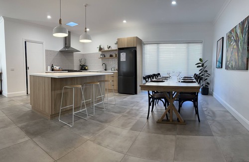 Eildon House | Cozy Retreat: Your Home Away from Home with Pool & Breakfast