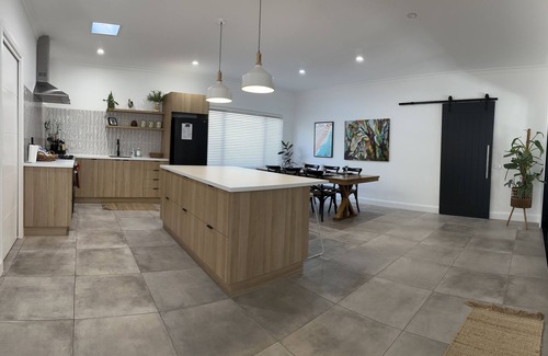 Eildon House | Cozy Retreat: Your Home Away from Home with Pool & Breakfast