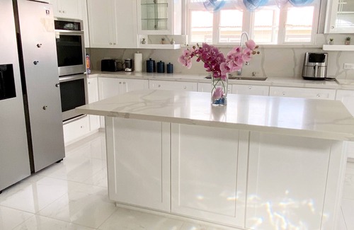 Oistins House | Cozy Retreat with Ocean View and Family-Friendly Amenities