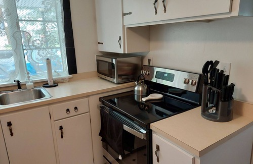 Erie House | Inviting Retreat: Central Location with Work Area & Views