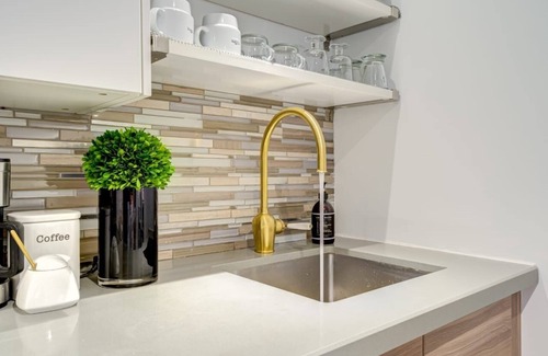 Bedford Park House | Cozy 2-Bed Private Apartment with Spa & Pet-Friendly Amenities