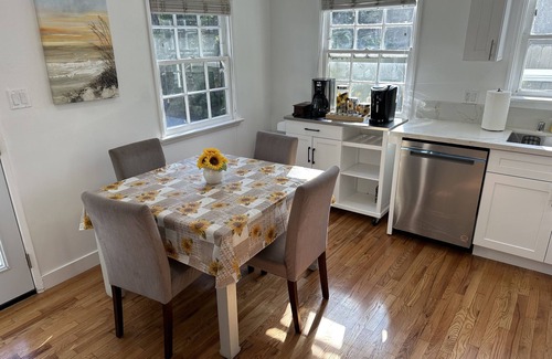 Cal Heights House | Inviting Retreat in Trendy Long Beach with Spa & Breakfast