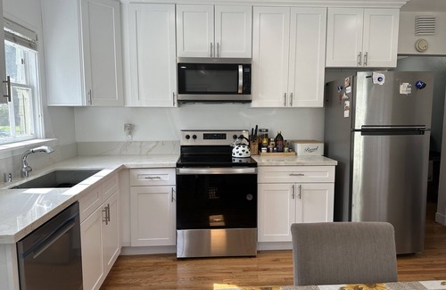 Cal Heights House | Inviting Retreat in Trendy Long Beach with Spa & Breakfast