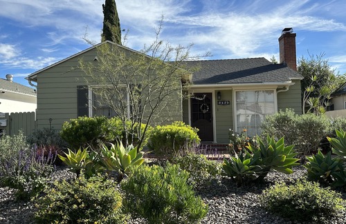 Cal Heights House | Inviting Retreat in Trendy Long Beach with Spa & Breakfast