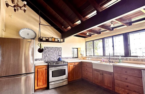 St. George's House | Relaxing Retreat in the Tropics with Ocean View & Spa