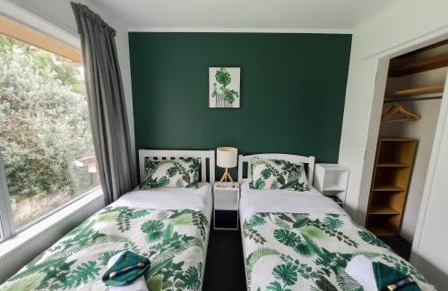 Birkdale Apartment | Jungle-Style Retreat: A Home Away from Home for Families