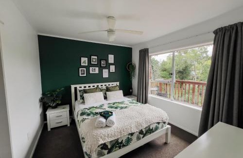 Birkdale Apartment | Jungle-Style Retreat: A Home Away from Home for Families