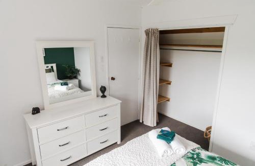 Birkdale Apartment | Jungle-Style Retreat: A Home Away from Home for Families