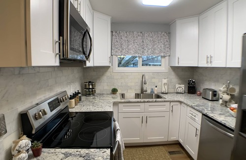 Riverside House | Cozy Retreat Minutes from Attractions & Family-Friendly Amenities