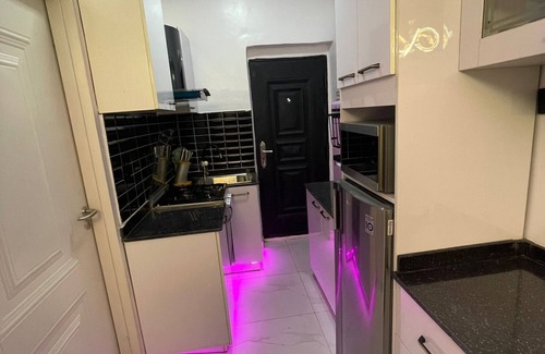 Sagamu Apartment | Your Ideal Retreat: Home Away From Home with Ocean Views