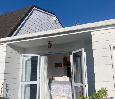 Christchurch House | Cozy Retreat with Hot Tub, Rated 9/10 by Guests