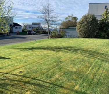 Christchurch House | Cozy Retreat with Hot Tub, Rated 9/10 by Guests