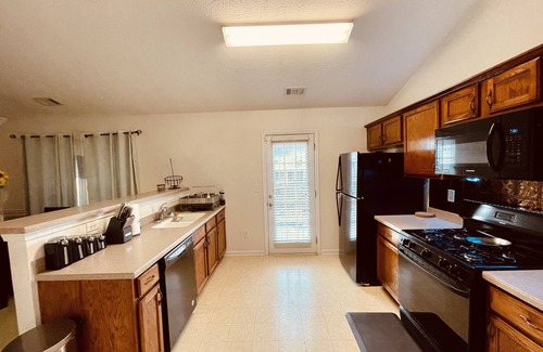 Rex House | Pet-Friendly Retreat with Backyard & Spa - Guest Rated 9.8