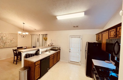 Rex House | Pet-Friendly Retreat with Backyard & Spa - Guest Rated 9.8