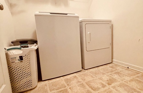 Rex House | Pet-Friendly Retreat with Backyard & Spa - Guest Rated 9.8